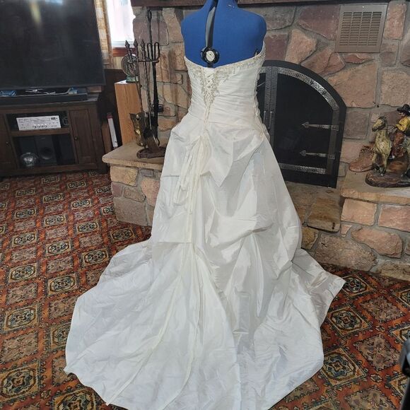 Gorgeous Private Collection Wedding Gown – Corset Back • Size 18–22 Adjustable - Picture 5 of 15